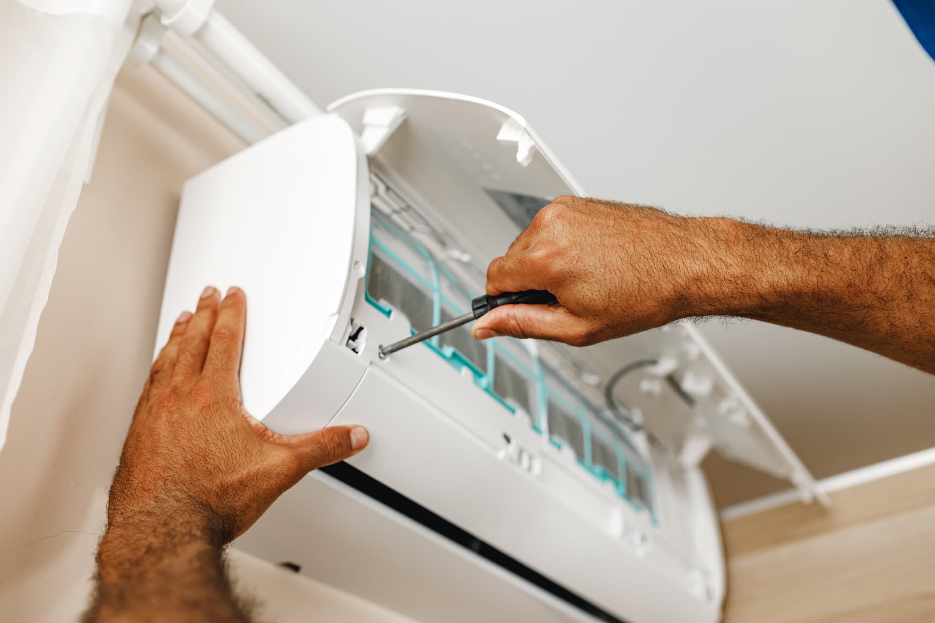 Technicien AC Provence au travail sur un climatiseur