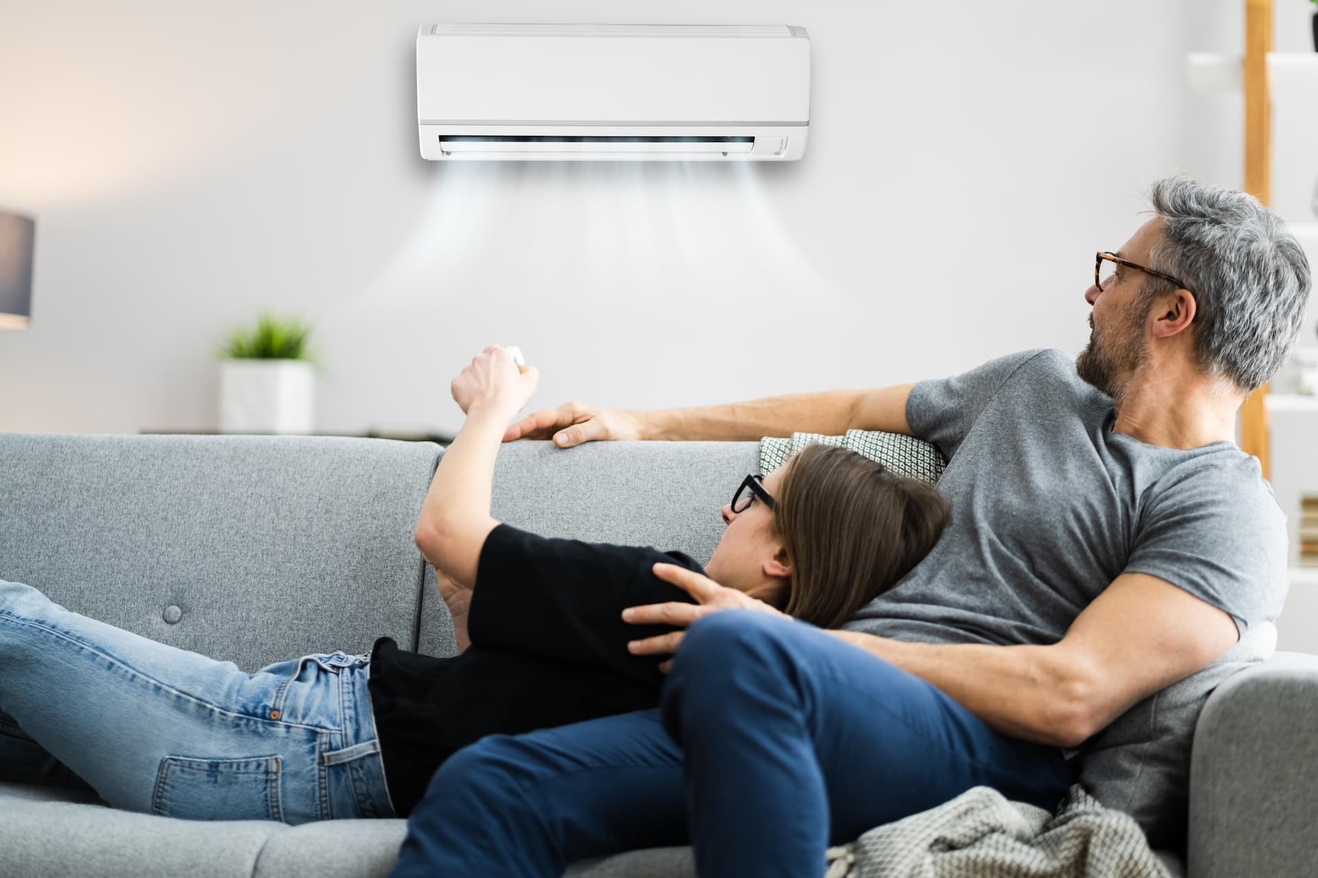 Famille au frais dans son salon climatisé